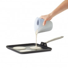 Load image into Gallery viewer, 2 Cup Liquid Measuring Cup, Silicone